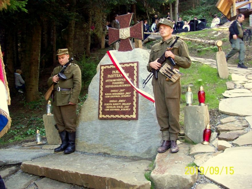 Odsłonięcia pomnika Sądeckich Żołnierzy Wyklętych pod Przehybą 